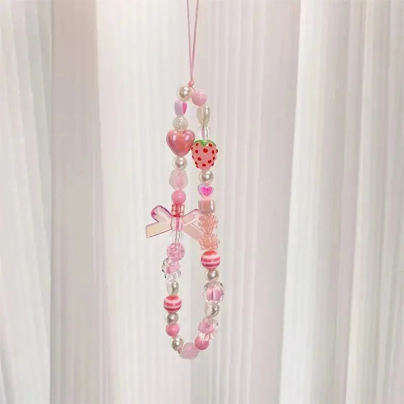 Bijou de téléphone fraise perle